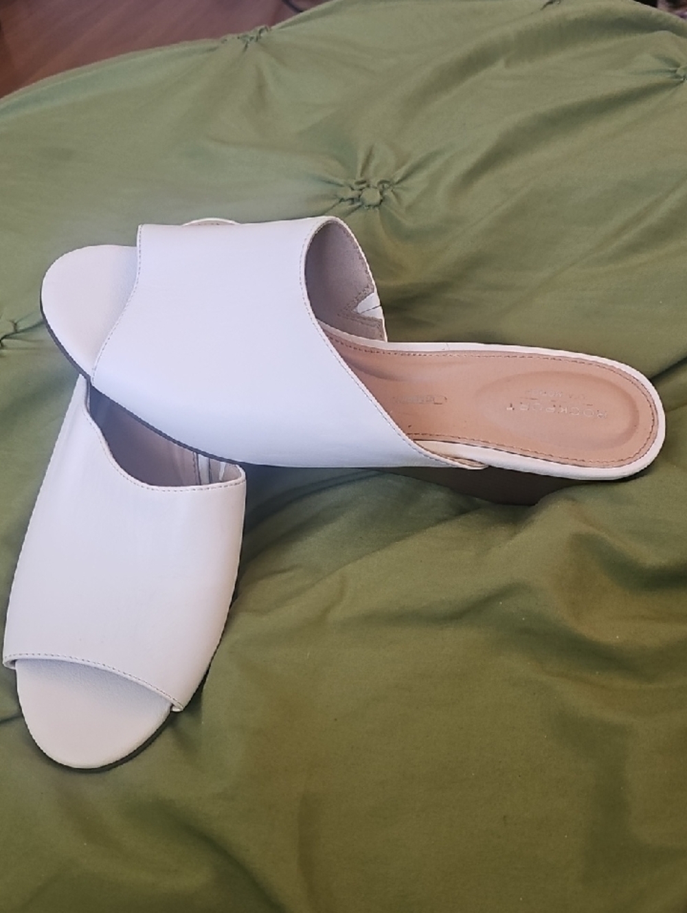 ROCKPORT. .White Slide Sandals Open-Toe Wedges